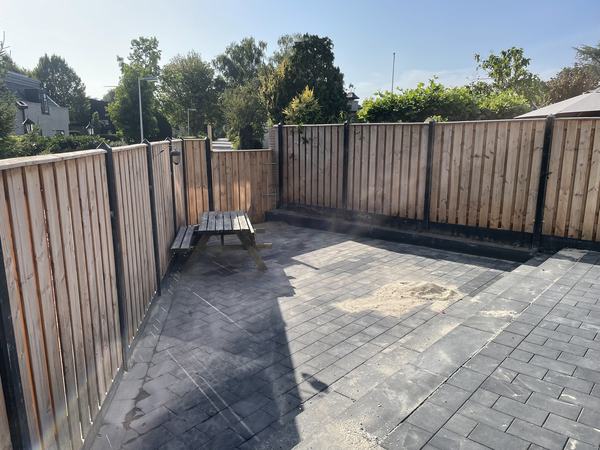 Dezelfde achtertuin met nieuw terras