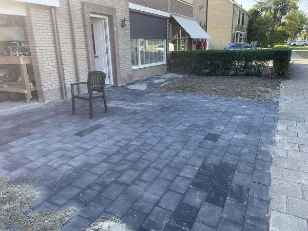 Dezelfde oprit na het leggen van nieuwe bestrating